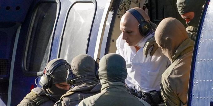Sonderpolizisten begleiten den Verdächtigen Stephan Balliet aus einem Hubschrauber zu seiner Anklage vor dem Bundesgerichtshof in Karlsruhe 2019. halle attentäter