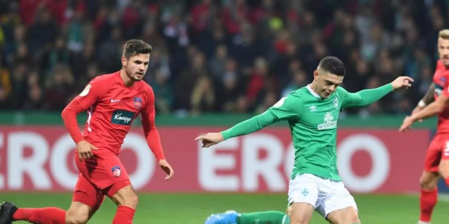 Milot Rashica (r) eröffnete den Bremer Torreigen gegen Zweitligist Heidenheim. Foto: Carmen Jaspersen/dpa