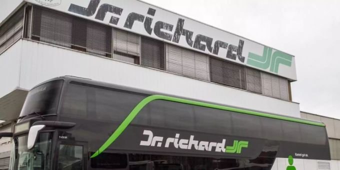 Busse des österreichischen Anbieters Dr. Richard stehen bereit. Das Unternehmen will innerschweizerische Busverbindungen im Fernverkehr anbieten. Die Gewerkschaft des Verkehrspersonals fordert den Bund aber auf, auf das Ausstellen einer entsprechenden Konzession zu verzichten. fernbus