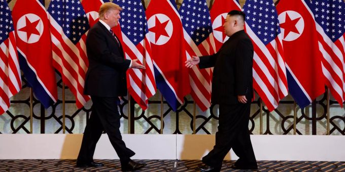 Donald Trump (l) , Präsident der USA, und Kim Jong Un, Machthaber von Nordkorea, gehen bei einem Treffen im Sofitel Legend Metropole Hanoi Hotel aufeinander zu. donald trump kim jong un