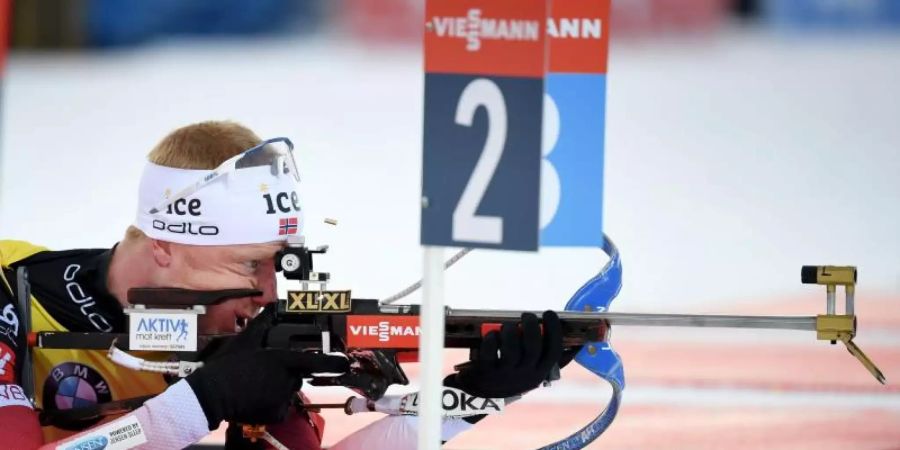 Norwegens Biathlon-Star Johannes Thingnes Bö beim Schiessen. Foto: Antti Aimo-Koivisto/Lehtikuva/dpa