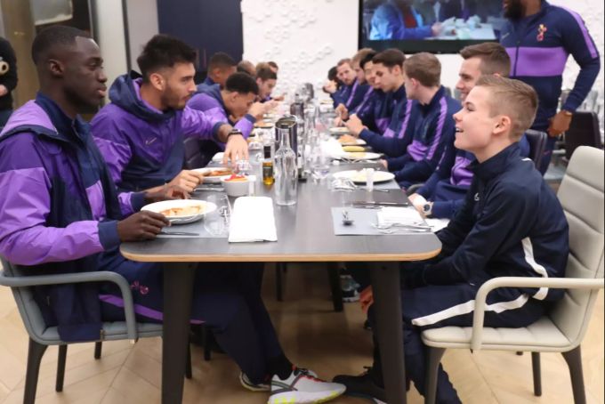 Der Balljunge beim Mittagessen bei Tottenham Hotspur. Tottenham hotspur