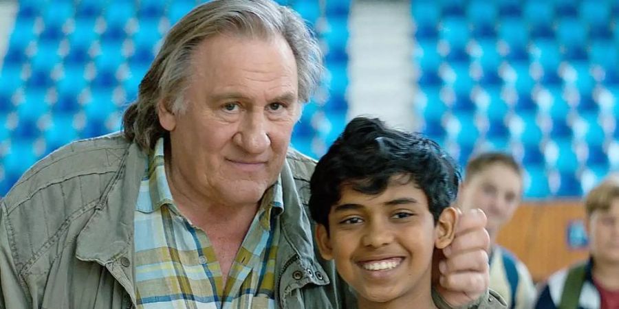 Sylvain (Gérard Depardieu) nimmt Fahim (Assad Ahmed) unter seine Fittiche. Foto: dpa