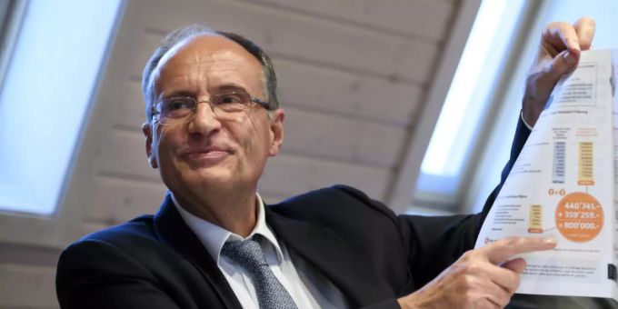Damien Piller, Präsident der Migros-Genossenschaft Neuenburg-Freiburg, beteuert am Montag in Freiburg vor den Medien seine Unschuld. Damien Piller