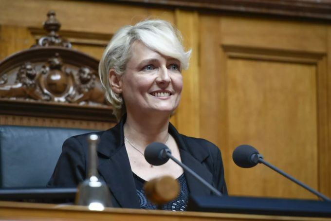 Nationalratspräsidetnin Isabelle Moret sollte die Möglichkeit eingeräumt werden, die Rettung der Selbstständigen noch im Juni zu traktandieren. isabelle moret