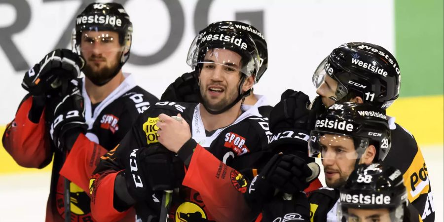 Captain Simon Moser (m.) geht beim SCB stets als gutes Beispiel voran.