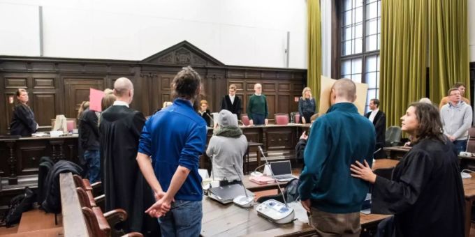 Die Angeklagten und ihre Verteidiger im Gericht Die Angeklagten und ihre Verteidiger im Gericht