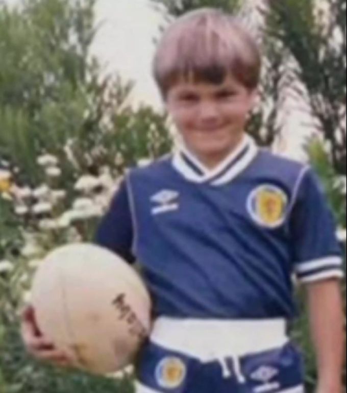 Klein Roger eingekleidet in die Uniform der schottischen Nationalmannschaft im Rugby. Klein Roger Federer Rugby