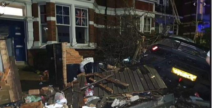 Beim Crash von Michail Antonio entsteht nur Sachschaden. West Ham