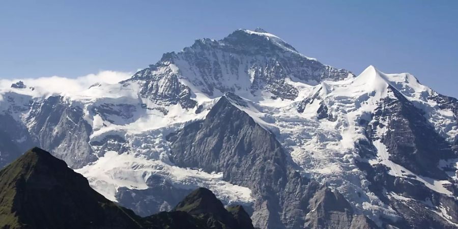 Blick auf die Jungfrau, den Jungfraugletscher und das Silberhorn, rechts, bei Wengen: Auf dem Weg von der Wengernalp zur Silberhornhütte ist am frühen Samstagnachmittag eine Frau tödlich verunfallt. (Archivbild)