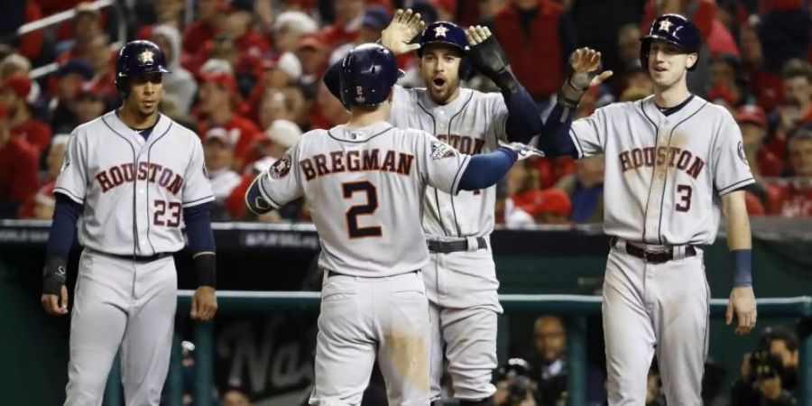 Die Spieler der Houston Astros feiern den Sieg gegen die Washington Nationals. Foto: Pablo Martinez Monsivais/AP/dpa
