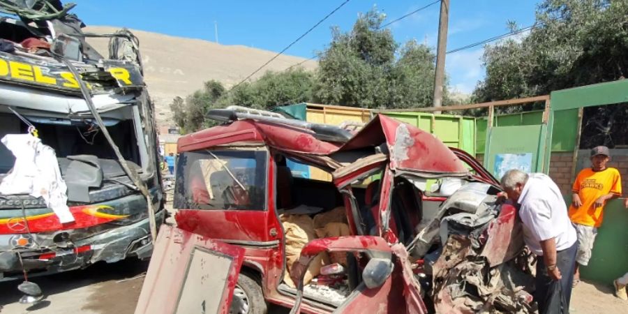 Wracks nach dem schweren Unfall im südlichen Peru