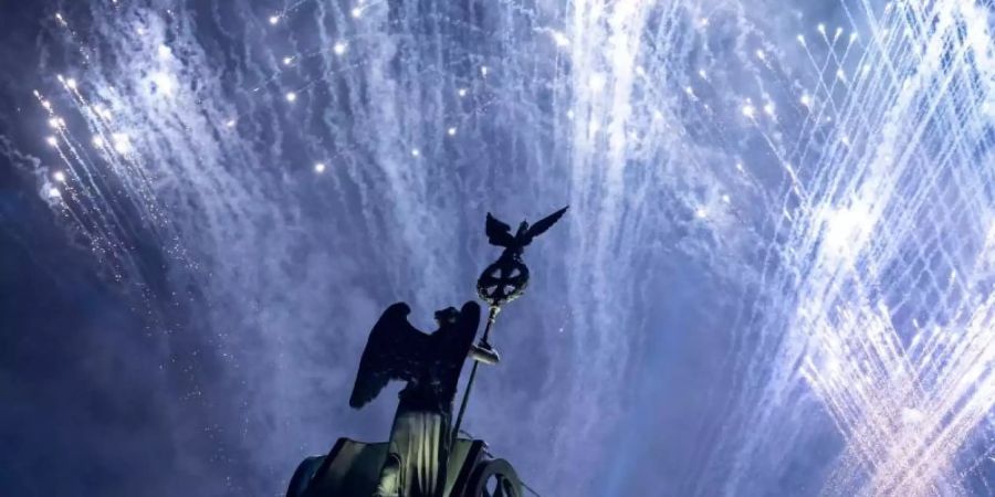 Ein Feuerwerk wird bei der Feier anlässlich der Festivalwoche "30 Jahre Friedliche Revolution – Mauerfall" am Brandenburger Tor zum Abschluss gezeigt. Foto: Bernd von Jutrczenka/dpa