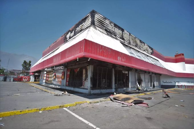 Blick auf einen geplünderten Supermarkt nach den Demonstrationen gegen die Erhöhung der Metro-Fahrpreise in Santiago, Chile Damage in Santiago