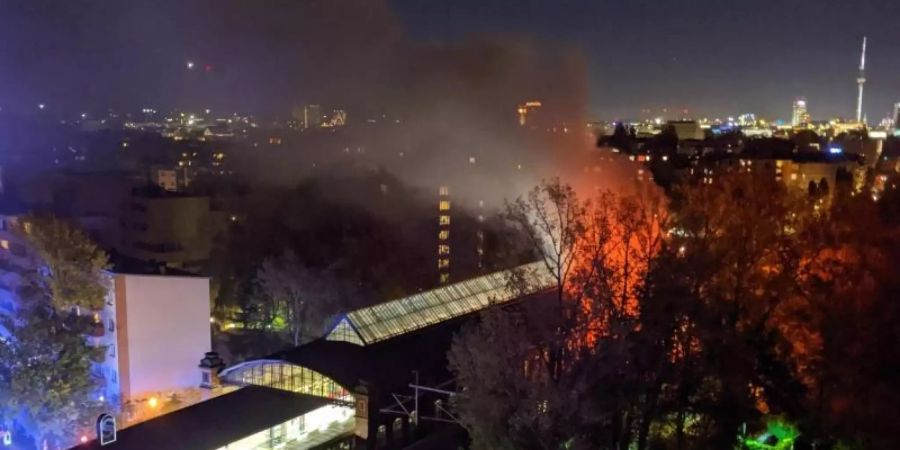 Nach Feuerwehrangaben brannte in dem Sonderzug ein Waggon «in voller Ausdehnung». Foto: ---/dpa