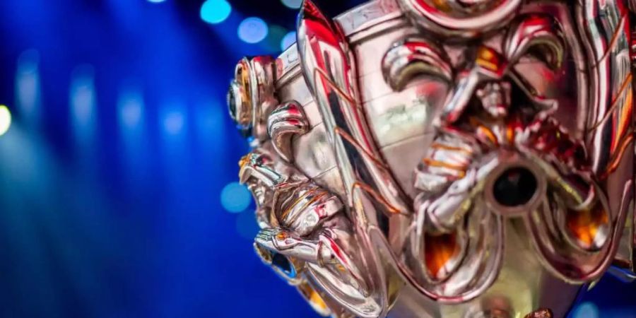 Die Trophäe der League-of-Legends-WM: Der Summoners Cup. Foto: Riot Games/dpa