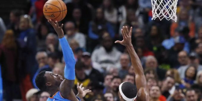 Gerieten nicht nur sportlich aneinander: Dennis Schröder (l) und Rajon Rondo. Foto: Sue Ogrocki/AP/dpa Gerieten nicht nur sportlich aneinander: Dennis Schröder (l) und Rajon Rondo. Foto: Sue Ogrocki/AP/dpa