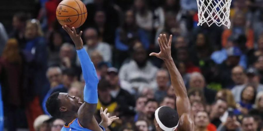 Gerieten nicht nur sportlich aneinander: Dennis Schröder (l) und Rajon Rondo. Foto: Sue Ogrocki/AP/dpa