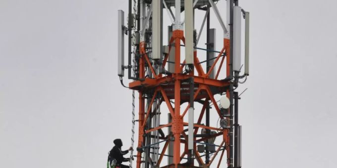 Techniker klettert an einem Mobilfunkmast Techniker klettert an einem Mobilfunkmast