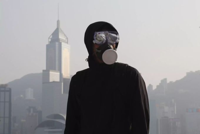 Vorläufig bis zum 29. November gilt in Hongkong ein Vermummungsverbot. Vermummt