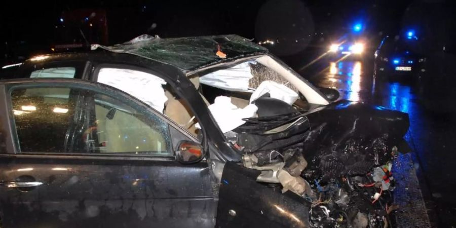 Auf der Flucht vor der Polizei hatte ein Freigänger als Geisterfahrer einen Unfall verursacht. Eine 21-Jährige starb. Der BGH muss jetzt entscheiden, ob zwei JVA-Beamte mitschuldig waren. Foto: Klaus-Dieter Häring
