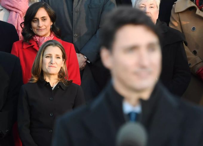 Chrystia Freeland (unten) und Anita Anand (oben l). (Archivbild) Kanadas Premierminister