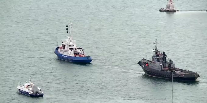 Ein beschlagnahmtes ukrainisches Schiff (r) wird von einem russischen Küstenwachboot aus dem Hafen von Kertsch geschleppt (Archivbild). Russland