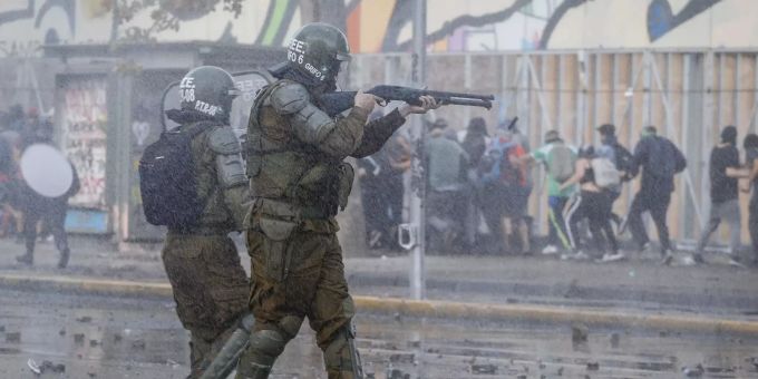 Sicherheitskräfte schiessen mit Gummigeschossen auf Demonstranten. (Archivbild) Proteste in Chile