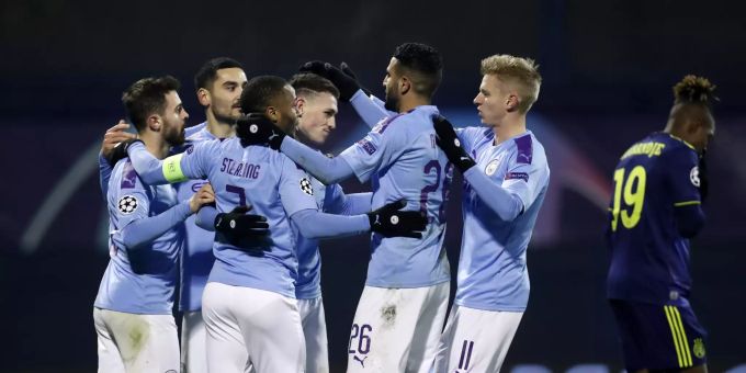 Spieler von Manchester City feiern das 4:1 von Phil Foden gegen Dinamo Zagreb. Manchester City