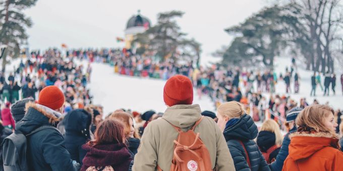 Schlitteln, Skifahren oder Wollsockenlaufen: In Finnland ist im Winter so richtig was los. Zuschauer Finnland Winter Schlitteln