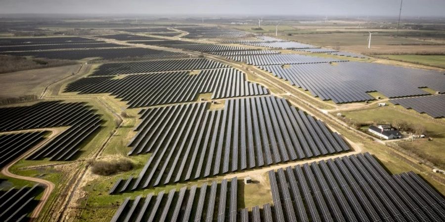 Solar- und Windanlagen beim Dorf Hjolderup in Dänemark