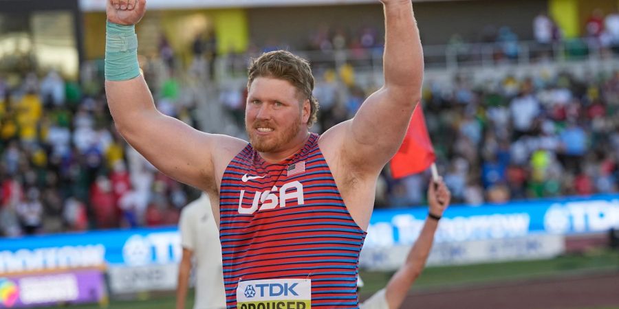 Der us-amerikanische Kugelstosser Ryan Crouser jubelt nach einem Wettkampf.