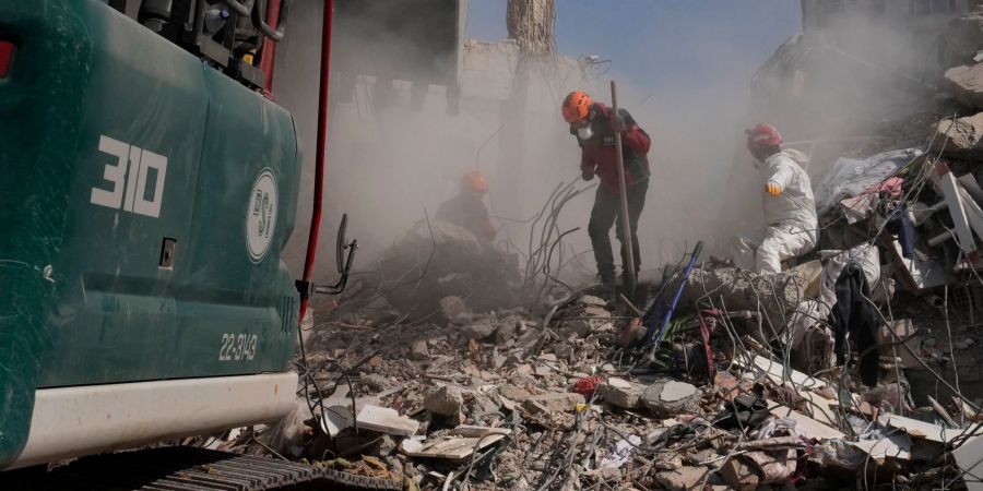 Rettungskräfte suchen im türkischen Kahramanmaras nach Überlebenden.