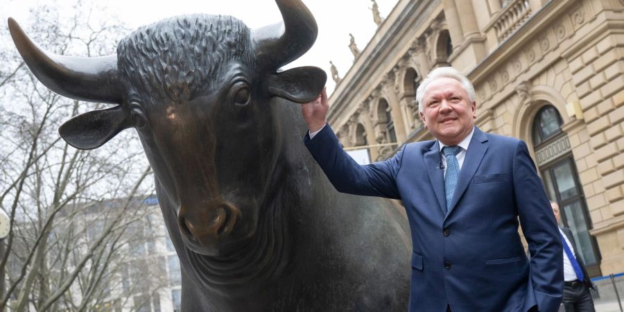 Armin Papperger, CEO von Rheinmetall kommt zum Fototermin neben der «Bulle und Bär»-Skulptur vor der Börse in Frankfurt.
