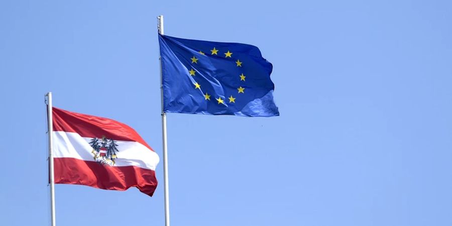 Die Flaggen von Österreich und der EU
