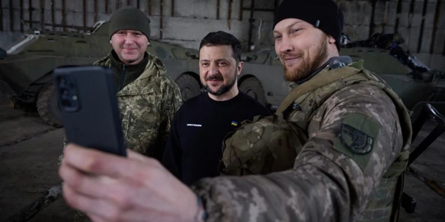 Wolodymyr Selenskyj (Mitte) mit Soldaten bei Bachmut