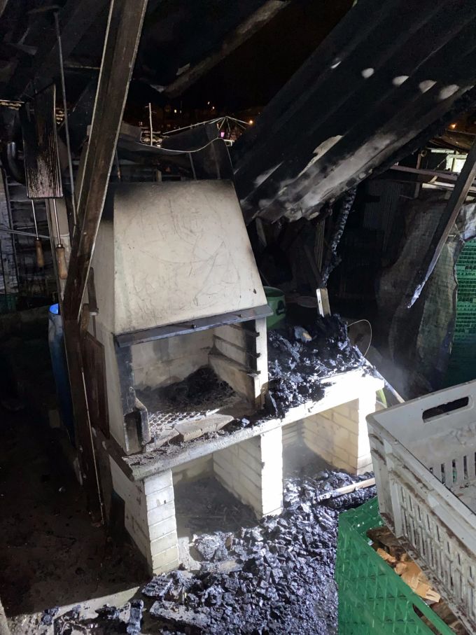 Unterstand nach dem Feuer. Unterstand nach dem Feuer