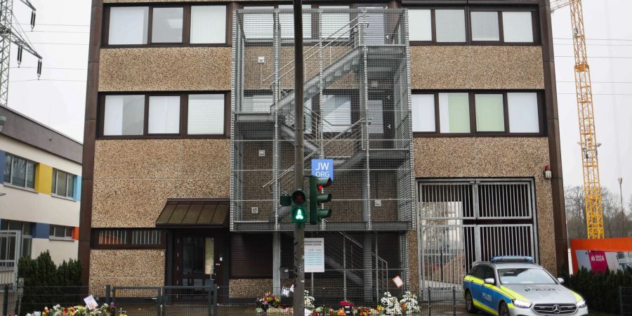 Blumen und Kerzen vor dem Eingangsbereich des Gemeindehauses der Zeugen Jehovas in Hamburg.