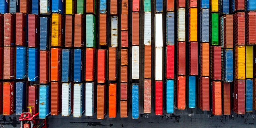 Blick auf Container im Hafen von Liverpool.