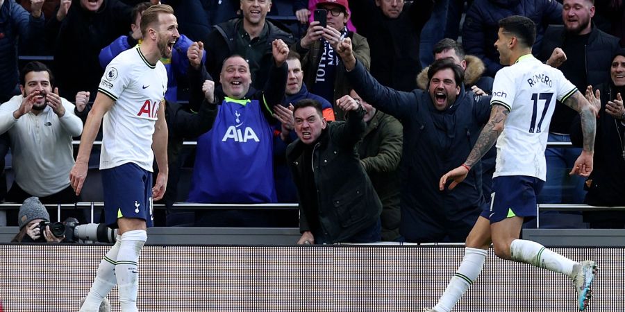 Harry Kane (l) von Tottenham Hotspur jubelt mit seinem Teamkollegen Cristian Romero über sein Tor zum 2:0.