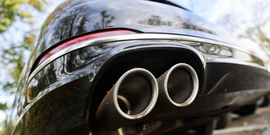 Ein Auto mit doppeltem Auspuff: Ab 2035 sollen in der EU keine Neuwagen mit regulärem Verbrenner-Motor mehr zugelassen werden.
