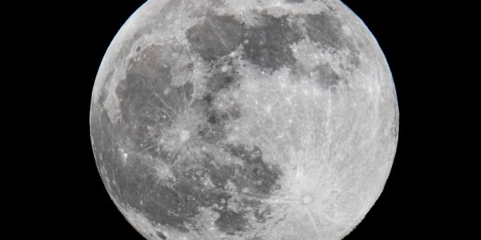 Auf dem Mond ticken die Uhren anders. Auf dem Mond ticken die Uhren anders.