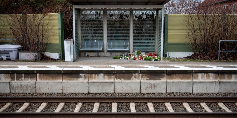Kerzen und Blumen im Bahnhof Brokstedt: Bei der Messerattacke in einem Regionalzug wurden zwei junge Menschen getötet und fünf verletzt.