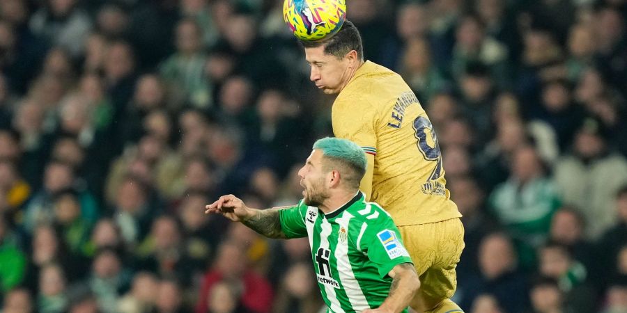 Robert Lewandowski vom FC Barcelona gewinnt das Duell um den Ball gegen Aitor Ruibal (l) von Betis Sevilla.