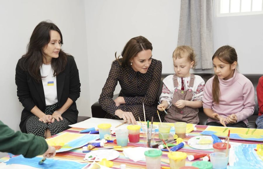 Die Blaublüterin beschäftigt sich mit der Erziehung und der Entwicklung von Kindern.