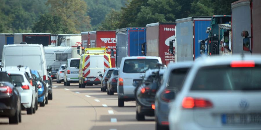 Fahrzeuge im Stau auf der A 2.