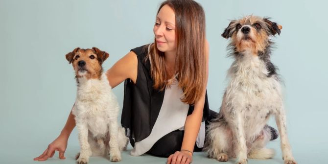 Frau mit zwei Hunden