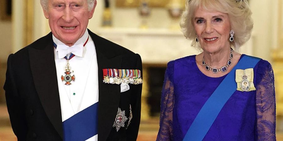 Das Porträt zeigt Charles und Camilla im November 2022 beim Staatsbankett im Buckingham Palast.