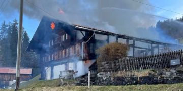 Das Zweifamilienhaus wurde durch den Brand stark beschädigt.