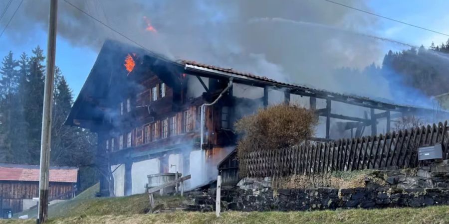 Das Zweifamilienhaus wurde durch den Brand stark beschädigt.